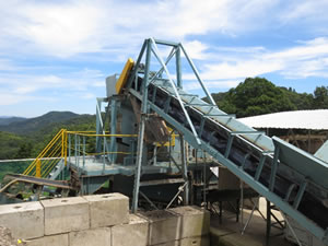 ３．ベルトコンベアにて第2振動ふるい機に投入します。